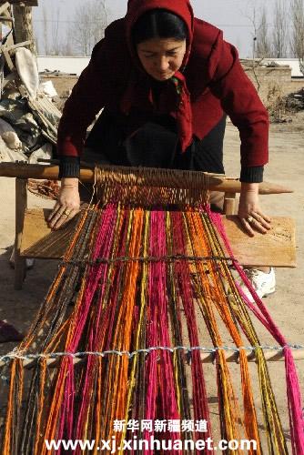 帕里坦木在编织传统民族毛纺织品"帕拉孜"(11月20日摄).