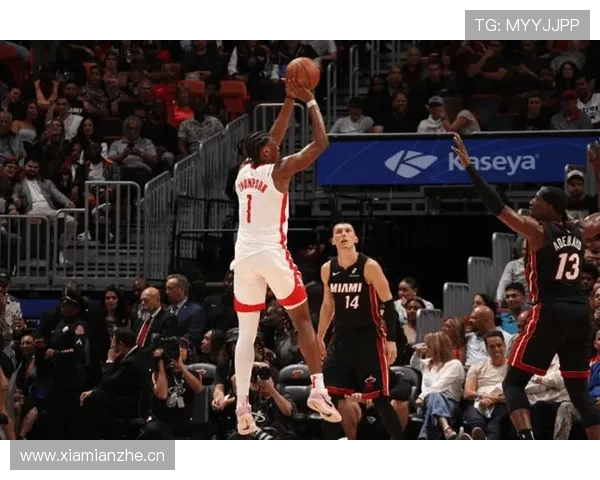 希罗挡拆后无球跑动拉开空间，较巴特勒更依赖外线