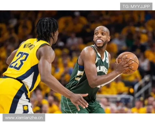 米德尔顿无球跑动制造空位，区别于字母哥内线主导